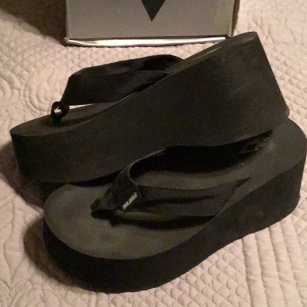 Volatile Women's Black Platform Sandals - Picture 2 of 4